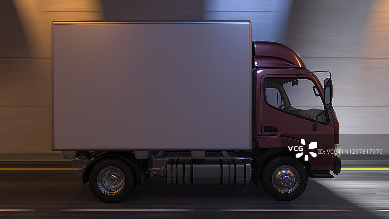 侧面的一个箱子卡车与一个栗色的小屋移动在一个照明隧道图片素材