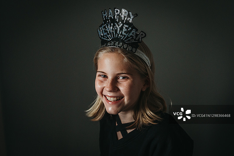 年轻女孩的肖像与新年帽子微笑图片素材
