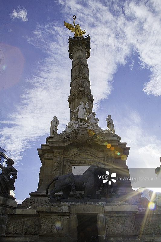 从墨西哥城独立纪念碑环岛下的低角度拍摄图片素材
