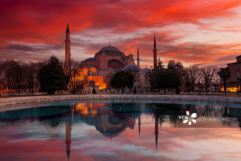 晚上，在土耳其伊斯坦布尔的圣索菲亚大教堂图片素材