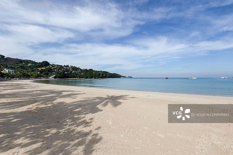 美丽的安达曼海和早上在巴东海滩的白色沙滩，普吉岛图片素材