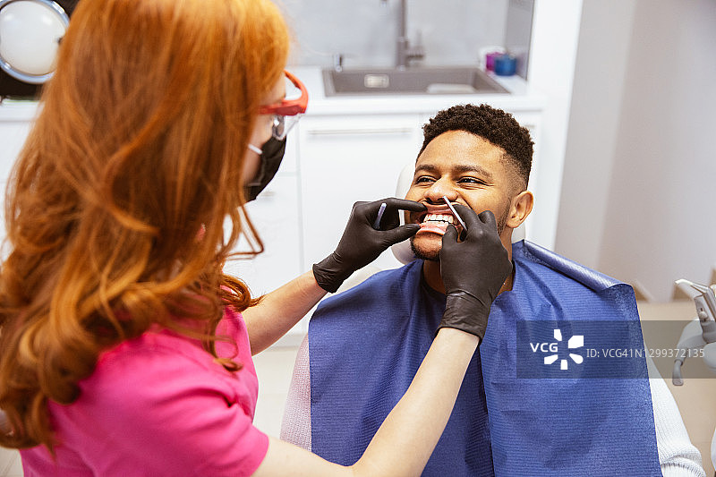 牙科诊所的年轻非裔美国人图片素材