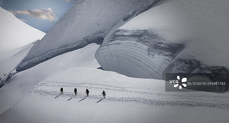 冰川上的登山者图片素材