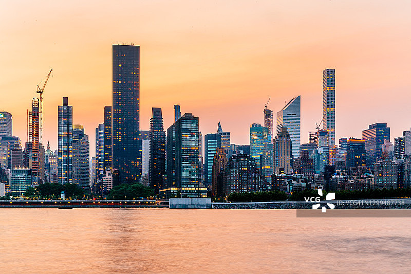 美国纽约，东河沿岸的摩天大楼照亮了纽约市的天际线图片素材