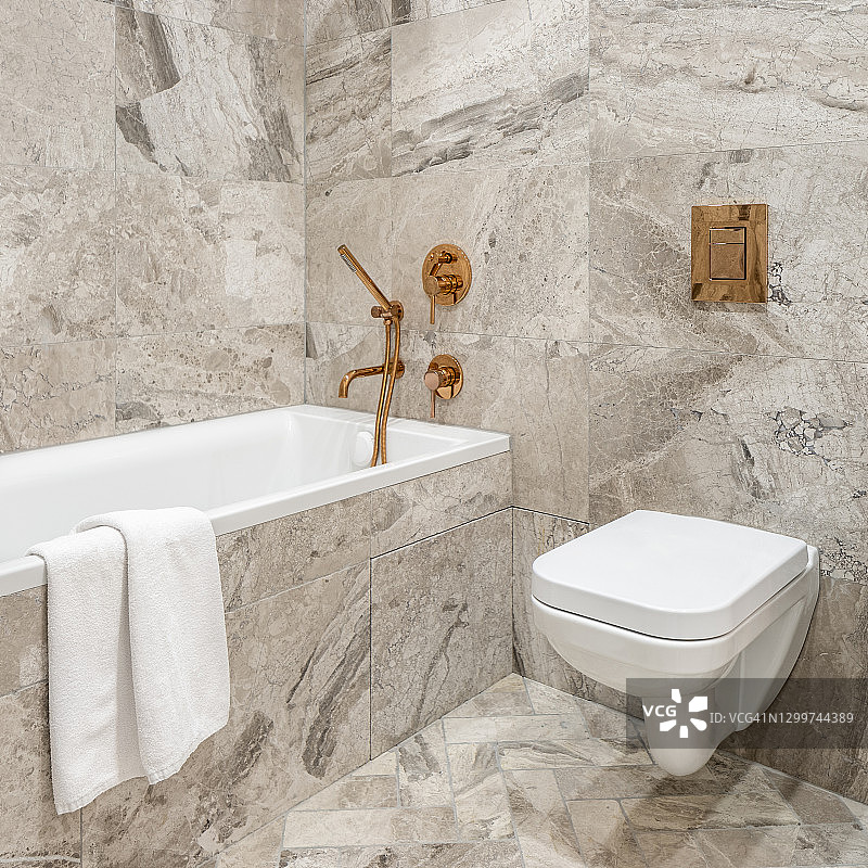 大理石瓷砖装饰的豪华浴室图片素材