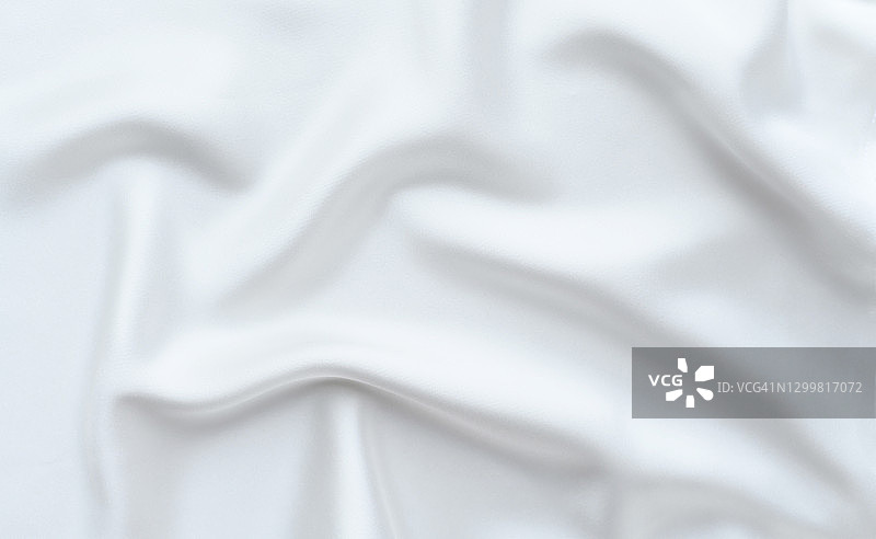 背景是轻盈的褶皱精致的白色丝绸。图片素材
