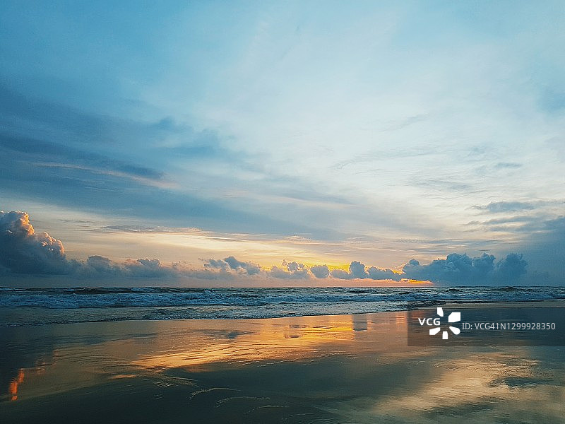 巴厘岛沧古贝拉瓦海滩的风景图片素材