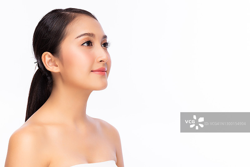 美丽的亚洲女人有美丽的面部皮肤看复制空间肖像迷人的年轻亚洲女孩美丽的女性有漂亮的面部皮肤。皮肤护理水疗和美丽的概念孤立在白色的背景图片素材