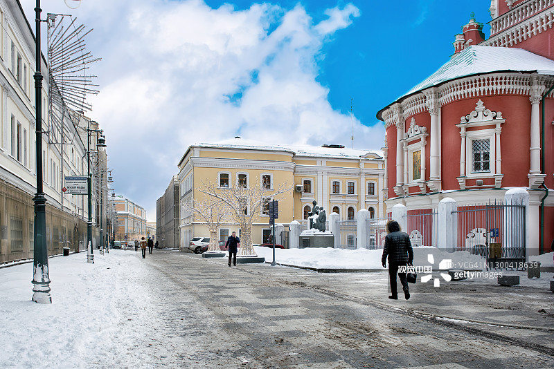莫斯科冬季大街上的一座老教堂。图片素材