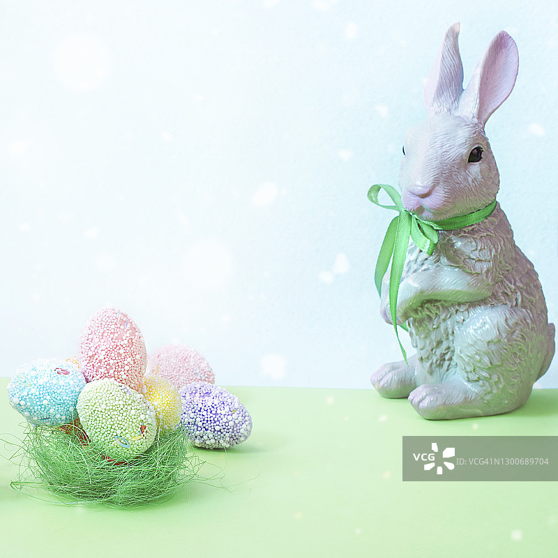 复活节快乐卡。创意节日概念与复活节彩蛋，兔子图片素材