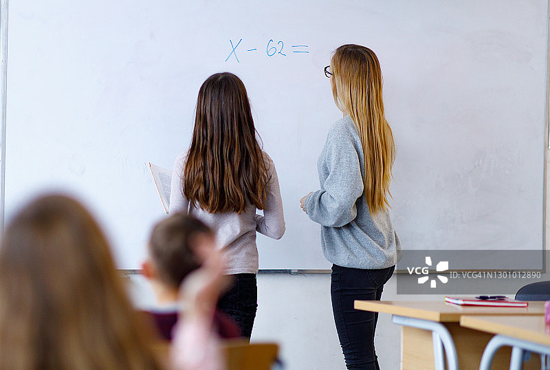 老师和女学生在教室的白板前图片素材