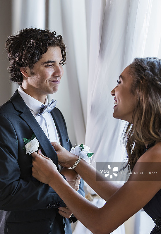一对十几岁的情侣穿着礼服参加舞会图片素材
