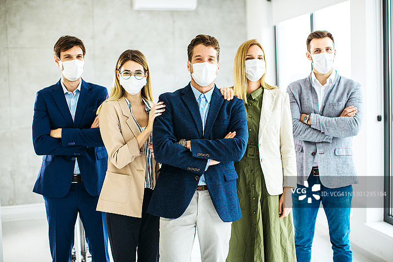 一群商界人士戴着口罩站在那里抗击新冠肺炎疫情图片素材