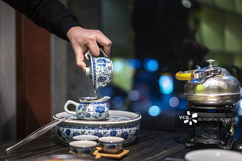 倒中国传统茶图片素材