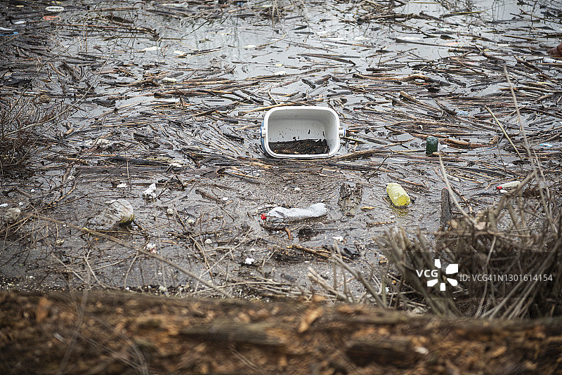 Pollution-trash在河图片素材