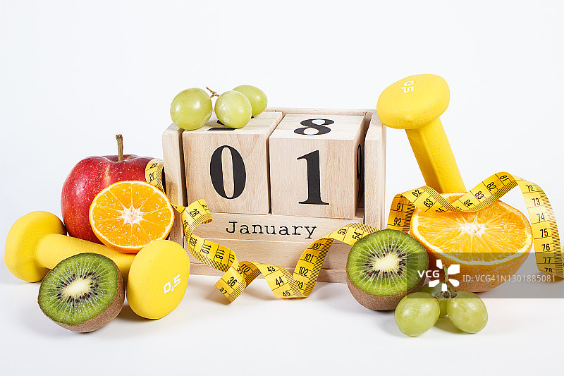 立方体日历，水果，哑铃和卷尺，新年决心图片素材