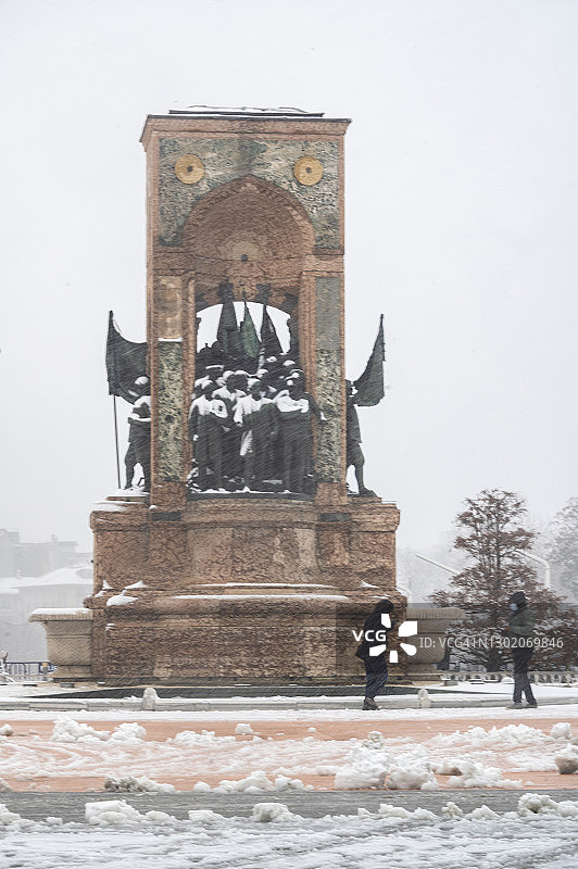 伊斯坦布尔塔克西姆广场的一个下雪天图片素材