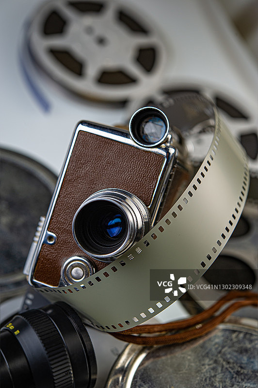 老式的电影摄像机以胶卷为背景图片素材