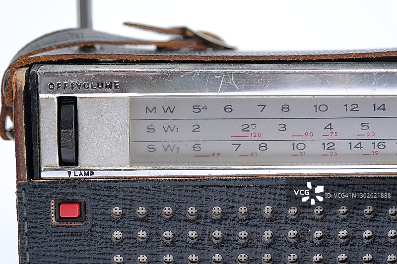 老式收音机。手提式复古收音机皮包图片素材
