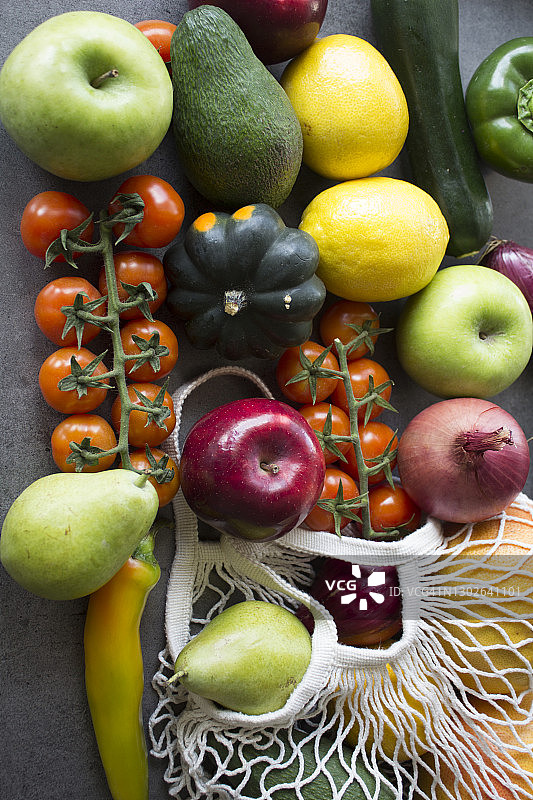 水果和蔬菜在棉网袋。“零浪费”的概念。图片素材