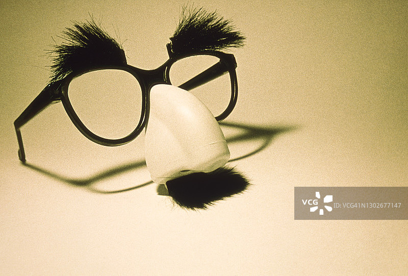 眼镜和假鼻子伪装，特写(色调B&W)图片素材