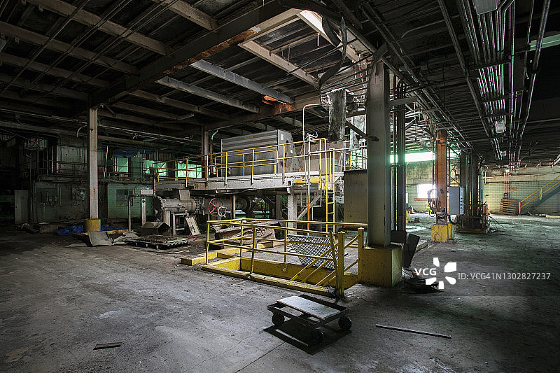 一个废弃的工业工厂的内部视图图片素材