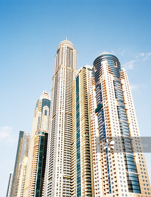 迪拜摩天大楼的低角度视图图片素材