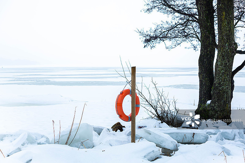 救生圈在被冰覆盖的海滩附近的救生圈图片素材