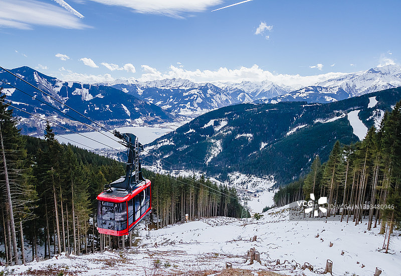 泽尔姆西电梯的红色小屋。阿尔卑斯山冬天的景色。奥地利图片素材