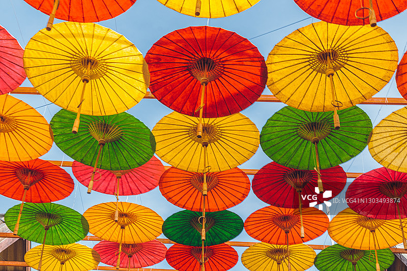 在泰国清迈，五颜六色的纸手工伞装饰，亚洲图片素材