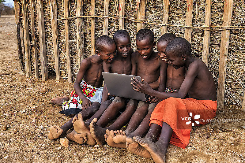 一组非洲儿童使用笔记本电脑，肯尼亚，东非图片素材