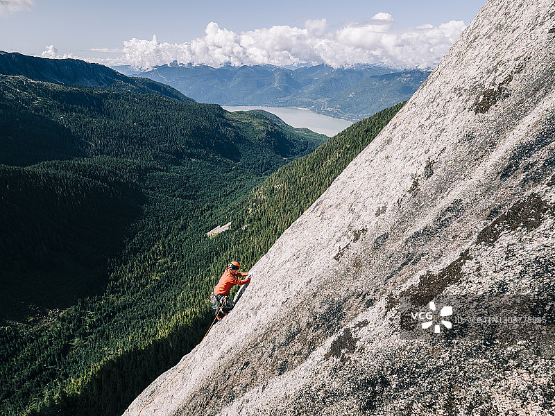 一位攀岩者，在斯阔米什附近的哈布里希山的岩石表面图片素材