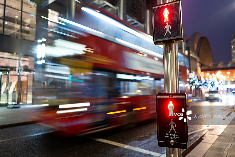 在城市中超速行驶的红色伦敦公共汽车的模糊运动图片素材