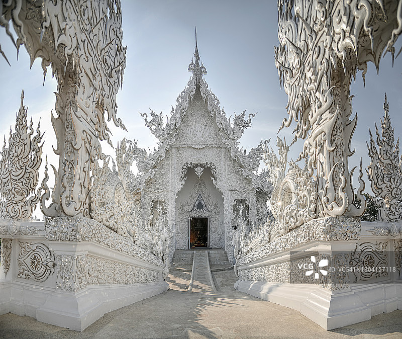 白庙是泰国清莱省日落时分最具标志性的旅游景点。图片素材