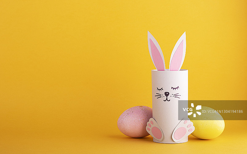 可爱的复活节兔子由纸和五颜六色的复活节彩蛋图片素材