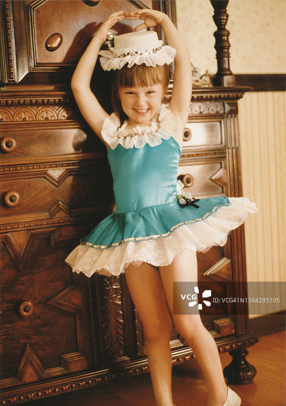 穿着芭蕾服装和芭蕾舞裙的儿童芭蕾舞者图片素材