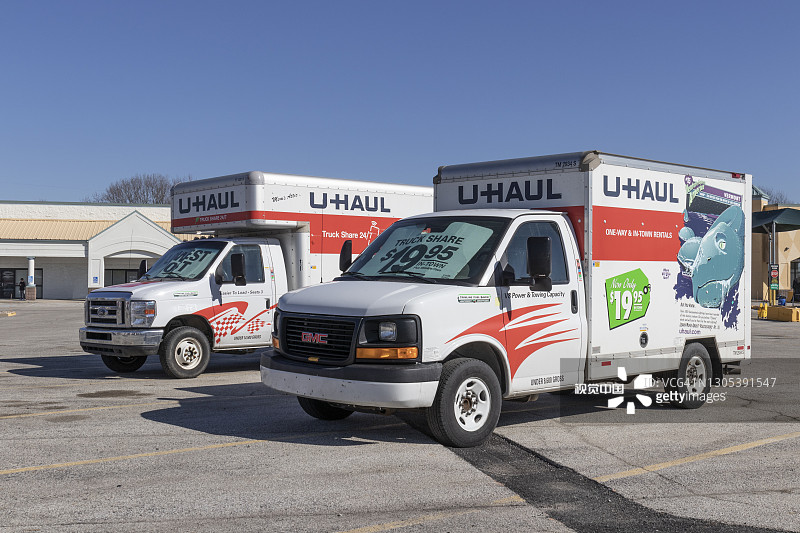 U-Haul搬家卡车租赁地点。U-Haul提供移动和存储解决方案。图片素材