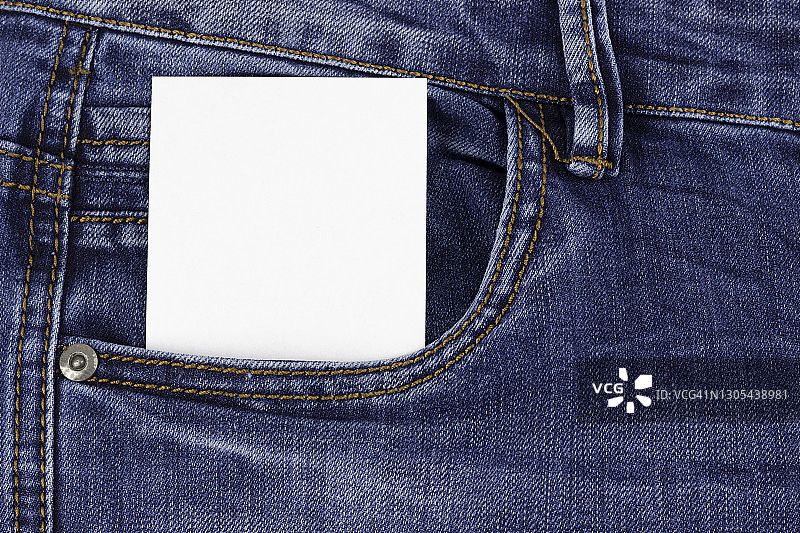 白色名片模型在牛仔布口袋-时尚的背景，复制空间图片素材