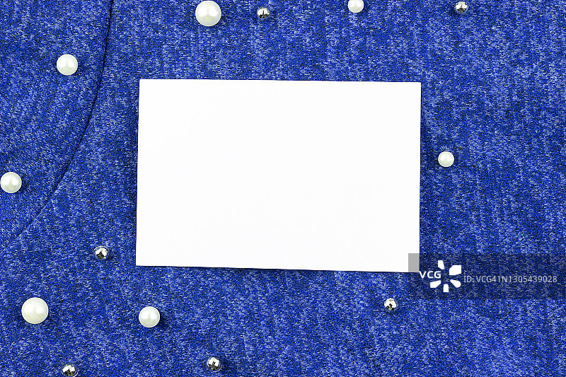 蓝色针织纱线纹理珠背景与白色名片模型，复制空间图片素材