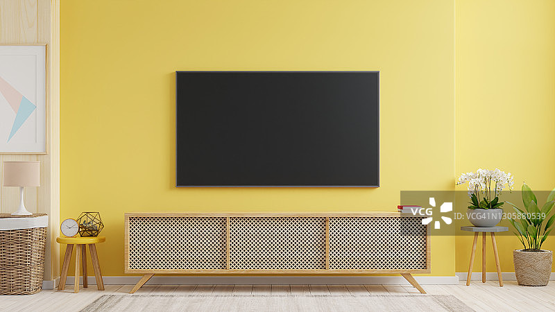 模拟电视墙安装在客厅的黄色墙壁。图片素材