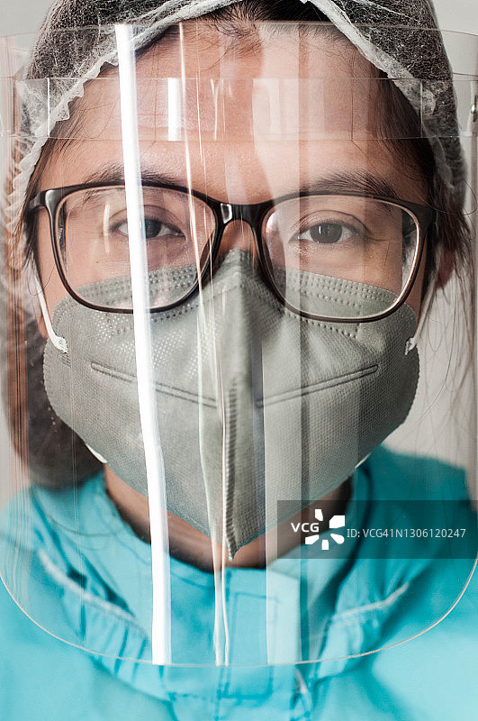 一位穿着防护服、面罩和面罩的东南亚女性医护人员图片素材
