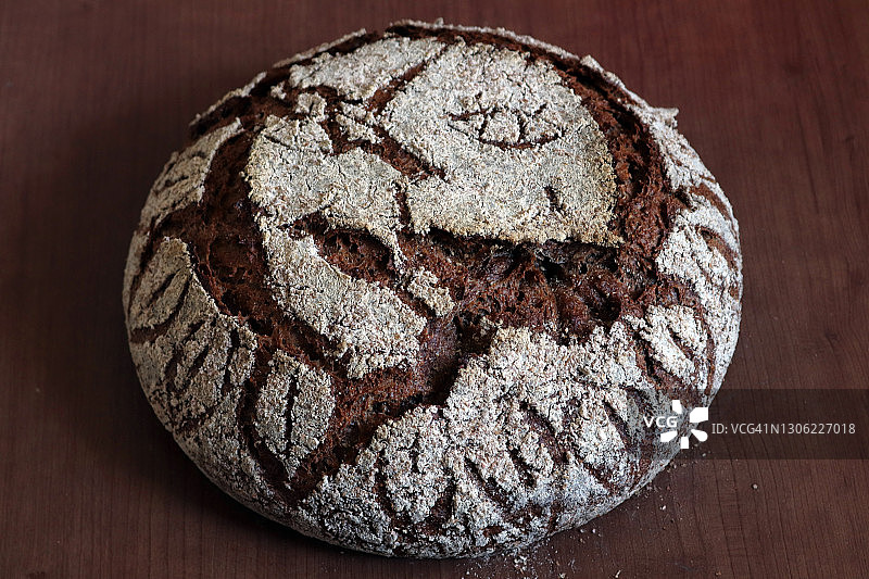 面包的艺术。荷兰烤箱无揉纯朴黑麦面包图片素材