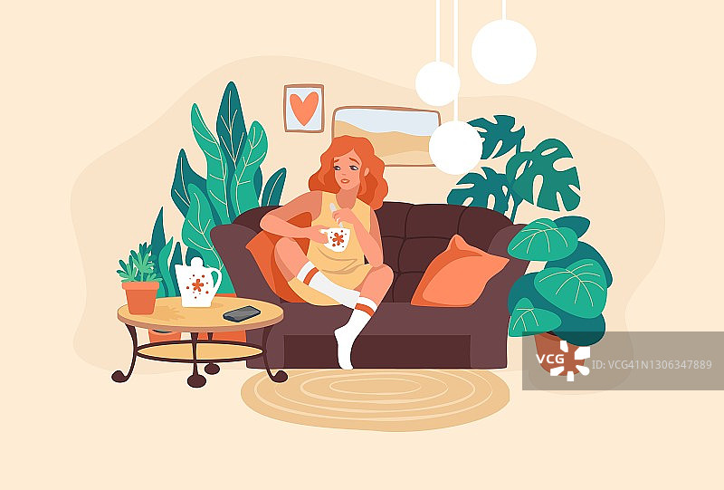 女人喝咖啡。女孩独自躺在沙发上。年轻女性拿着一杯热饮。可爱的角色坐在沙发上。舒适的室内空间。向量的休闲方式图片素材