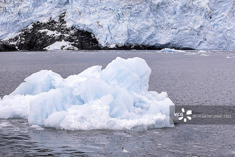 位于基奈峡湾国家公园的阿利克冰川前的冰山图片素材