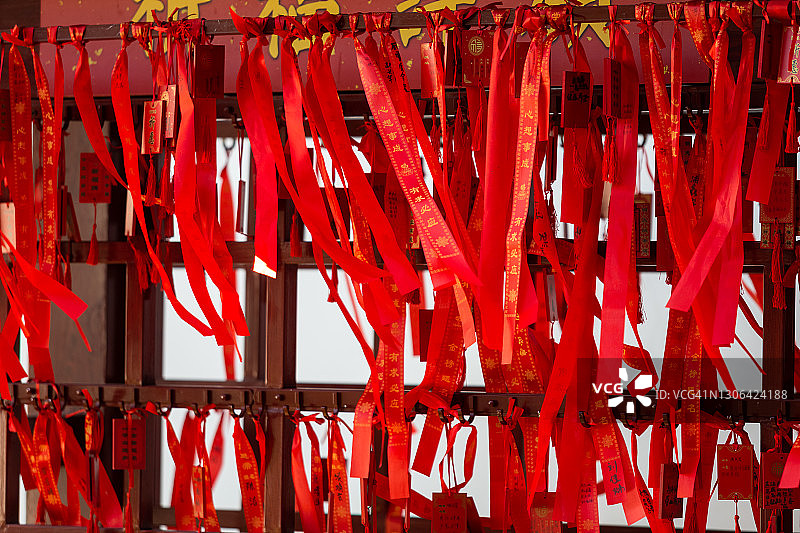 挂在木架上的布上写着祝福的话语，祈求和平。中国传统文化江苏江阴市图片素材
