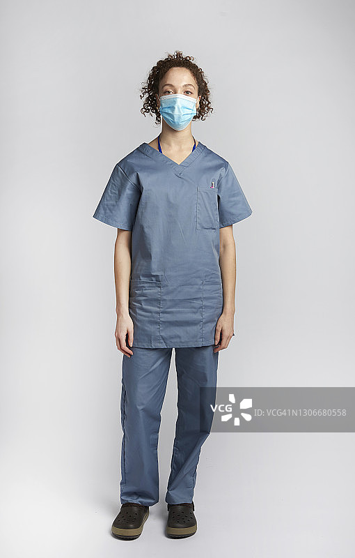 穿着手术服的年轻医生图片素材