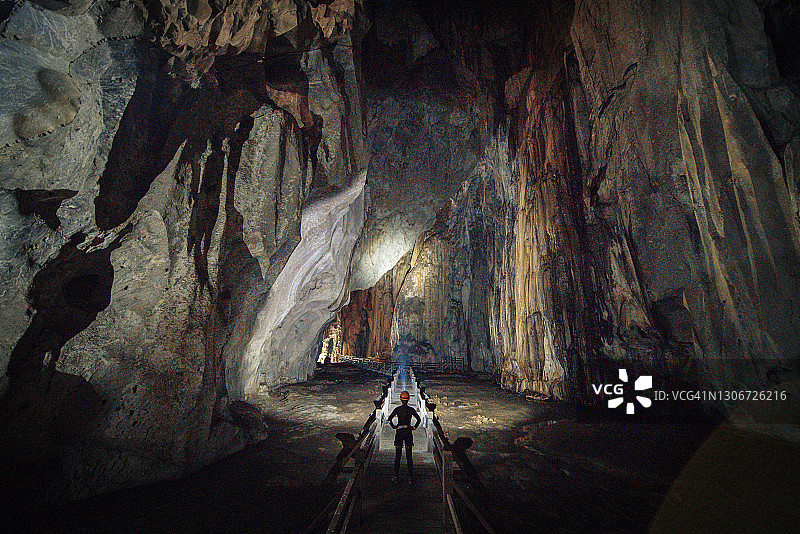 一个巨大洞穴里的女性探险家图片素材