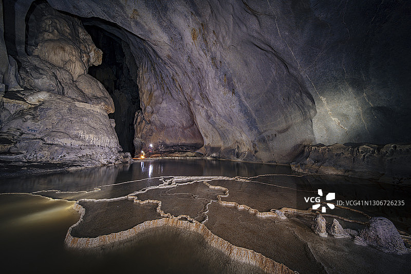 一个巨大的洞穴里的浅池塘的倒影图片素材