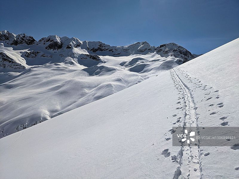滑雪旅游赛道在宏伟的冬季景观与高山。在达沃斯上方的杜坎山谷登山图片素材