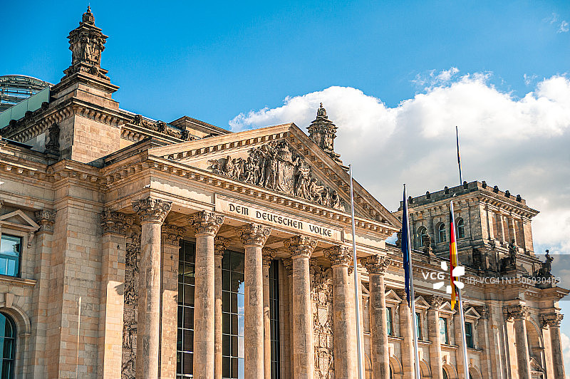 德国国会大厦Façade，德国国旗和欧盟国旗图片素材